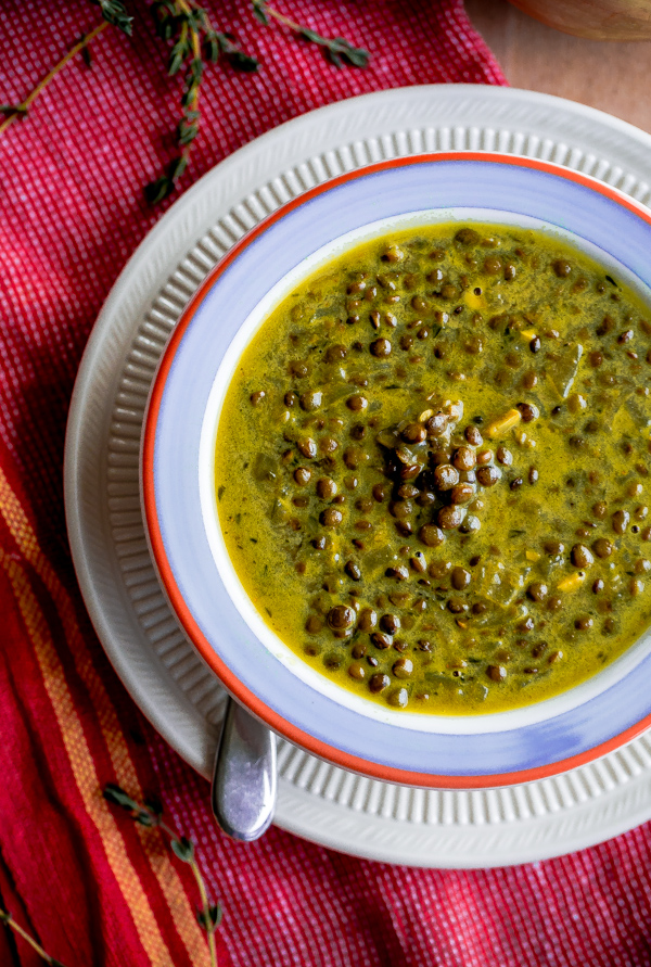 https://www.abeautifulplate.com/wp-content/uploads/2014/10/green-lentil-soup-with-coconut-milk-and-indian-spices-1.jpg