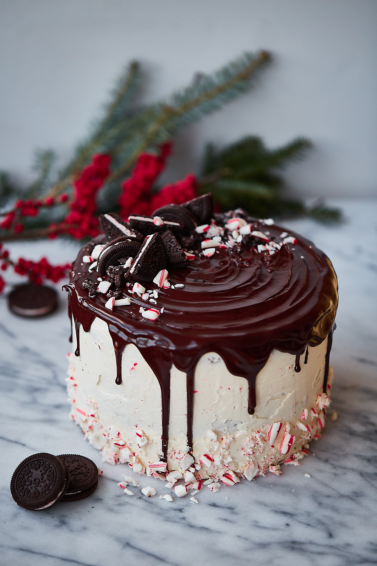Chocolate peppermint candy cane cake with whipped white chocolate ganache -  Recipe Petitchef
